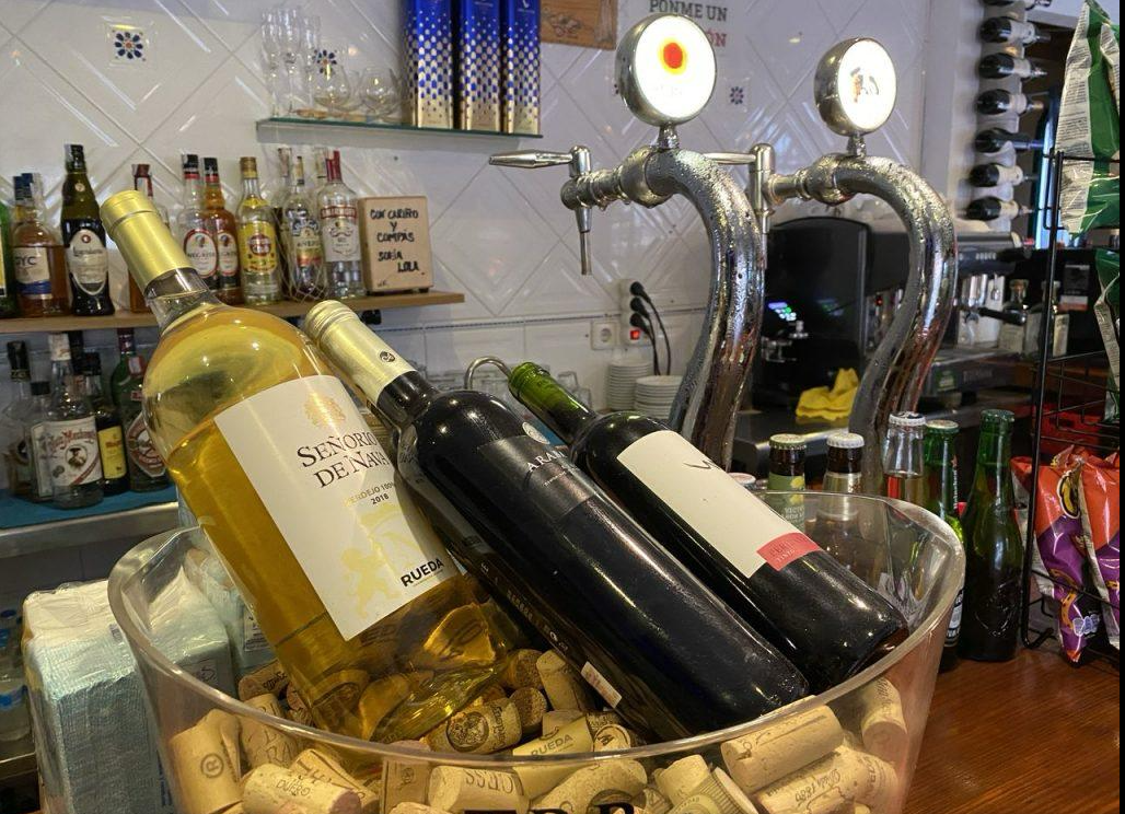 Selección de vinos y barra del restaurante Sofia