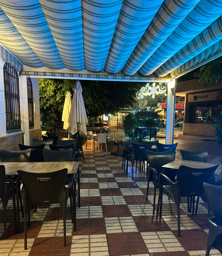 Terraza con toldo del restaurante Sofia