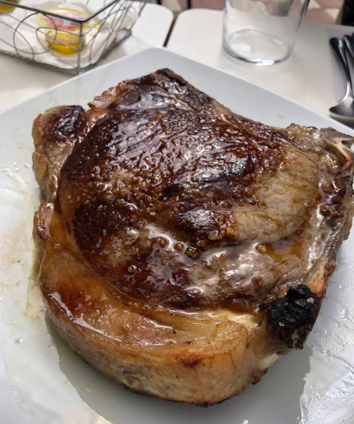 Plato de carne a la brasa del restaurante Sofia