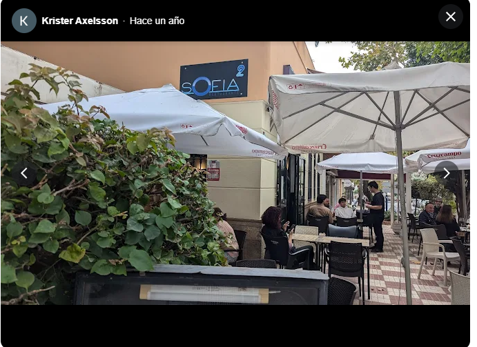 Terraza exterior con sombrillas del restaurante Sofia