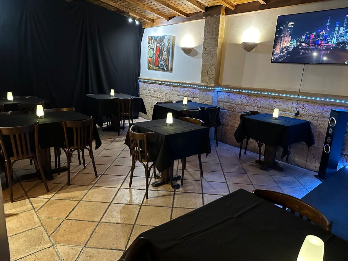 Sala interior de SOFIA Restaurante preparada para actuación musical en vivo