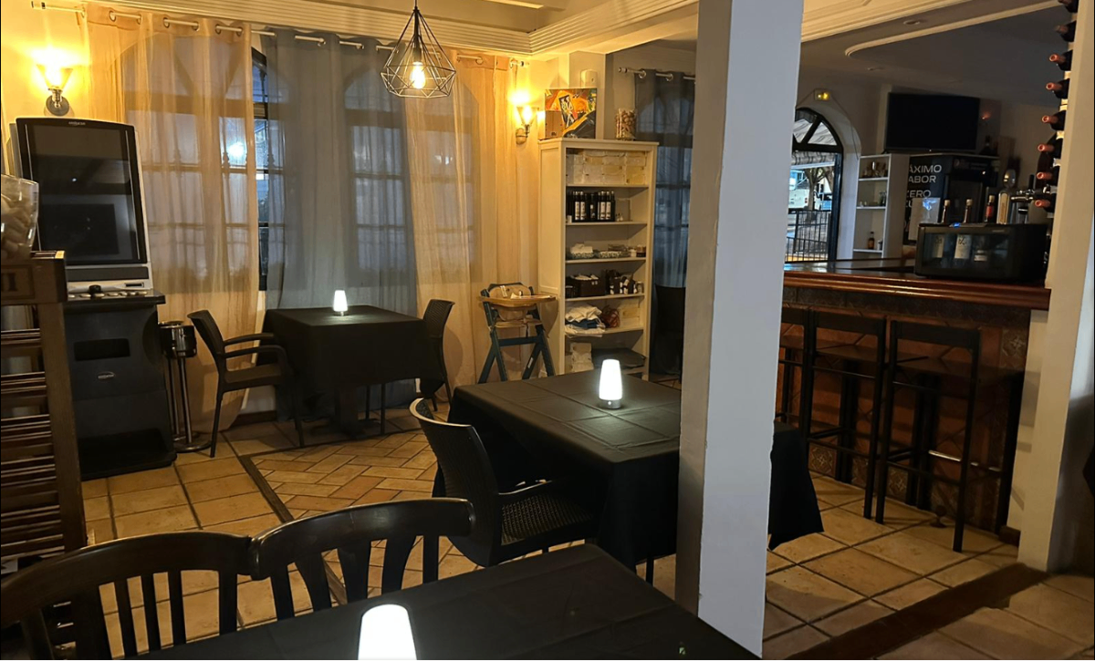 Interior del restaurante con mesas y barra