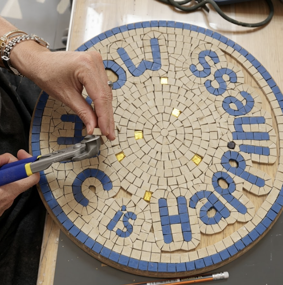 Zaza enseignant la mosaïque artisanale dans son atelier de Casablanca