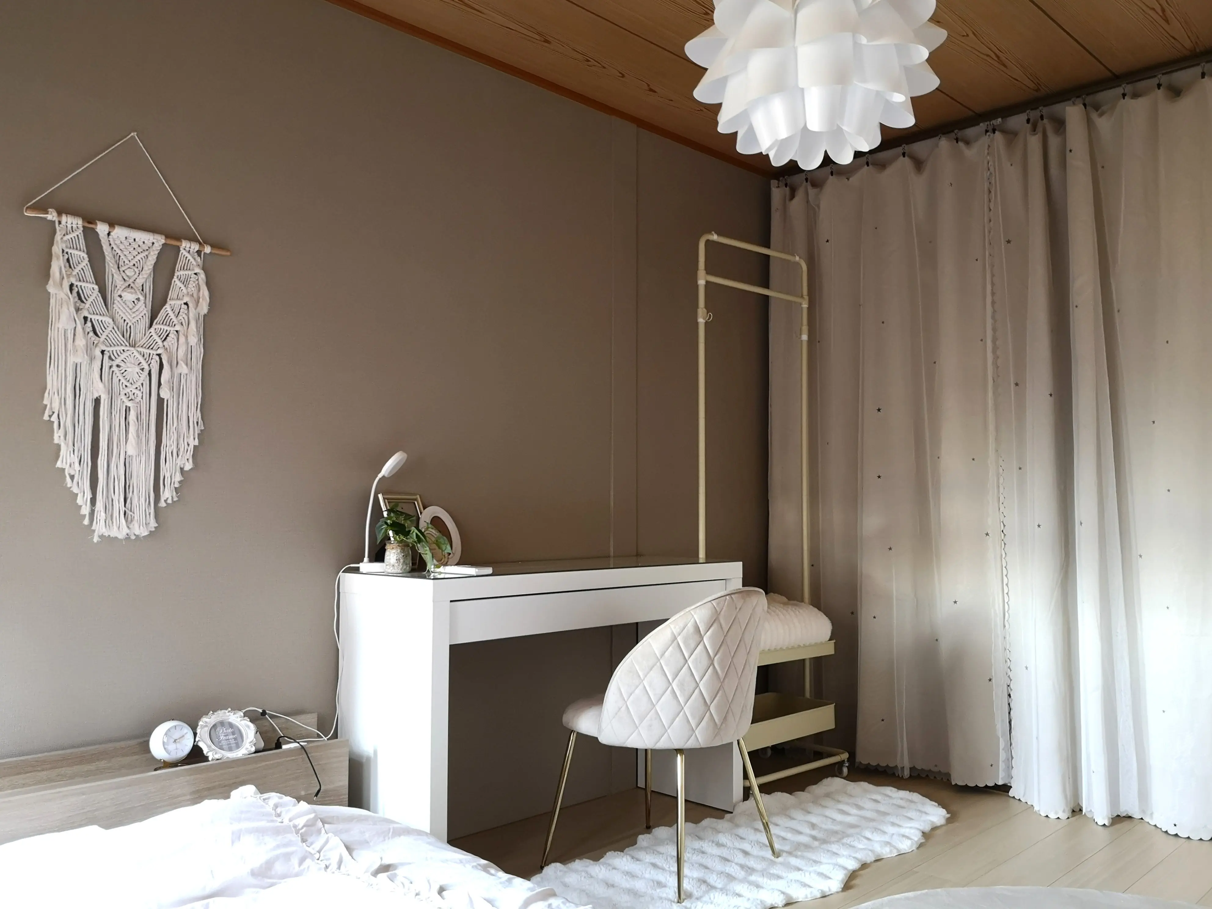 202号室|アクセントクロス側のデスクスペース