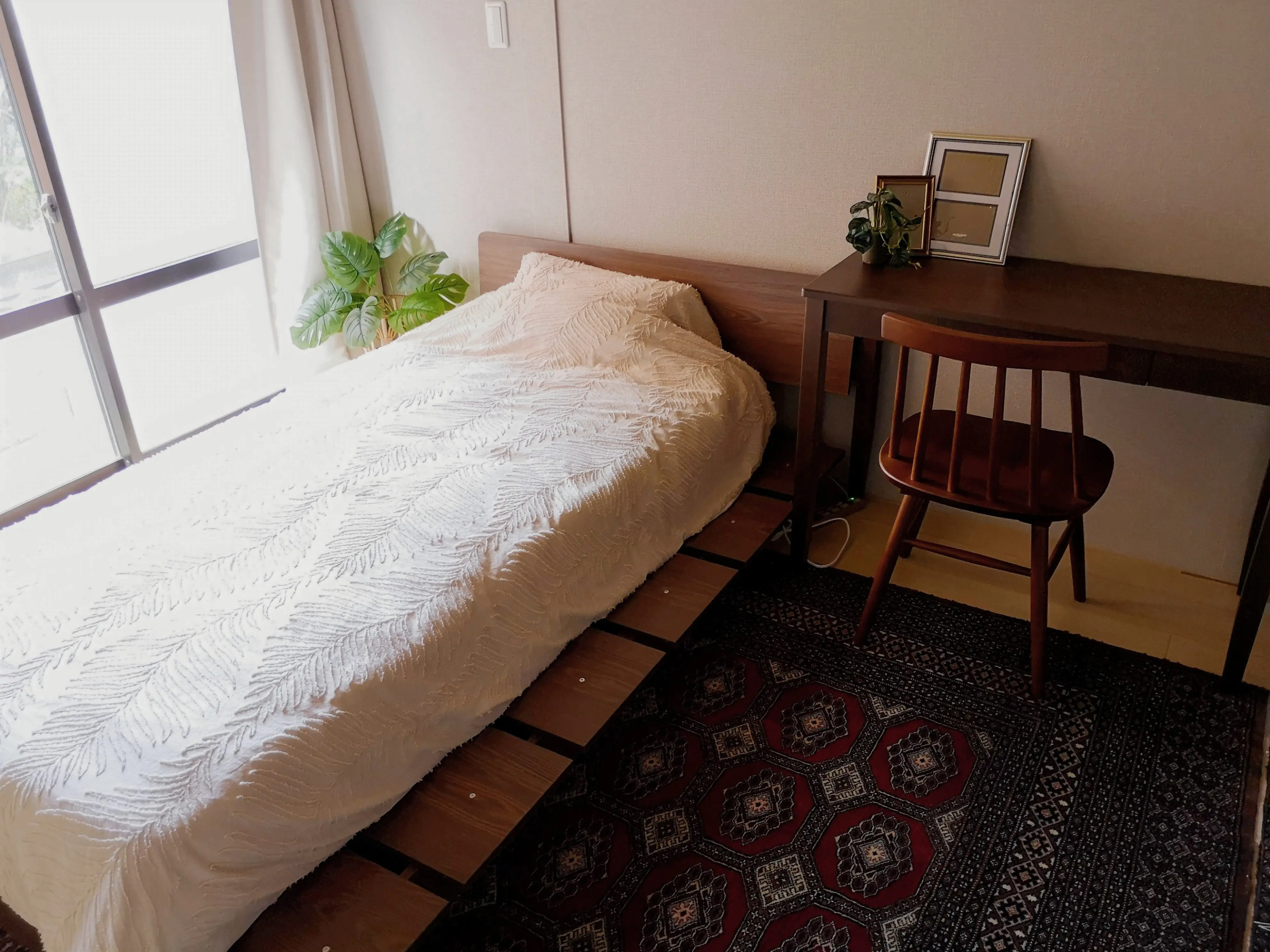 102号室/フローリングとペルシャ風ラグ