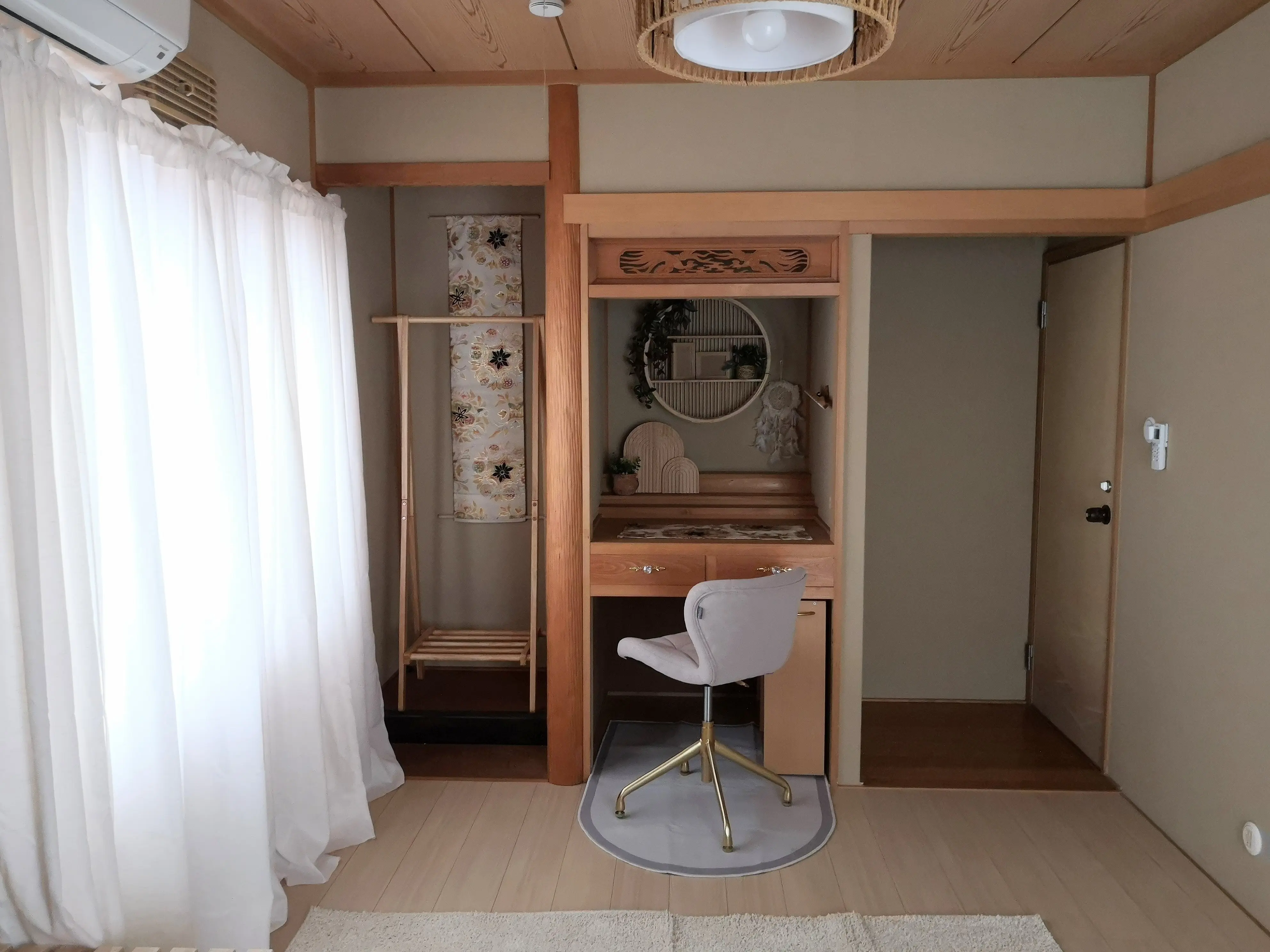 101号室/床の間スペースを活用したデスク・洋服ラック