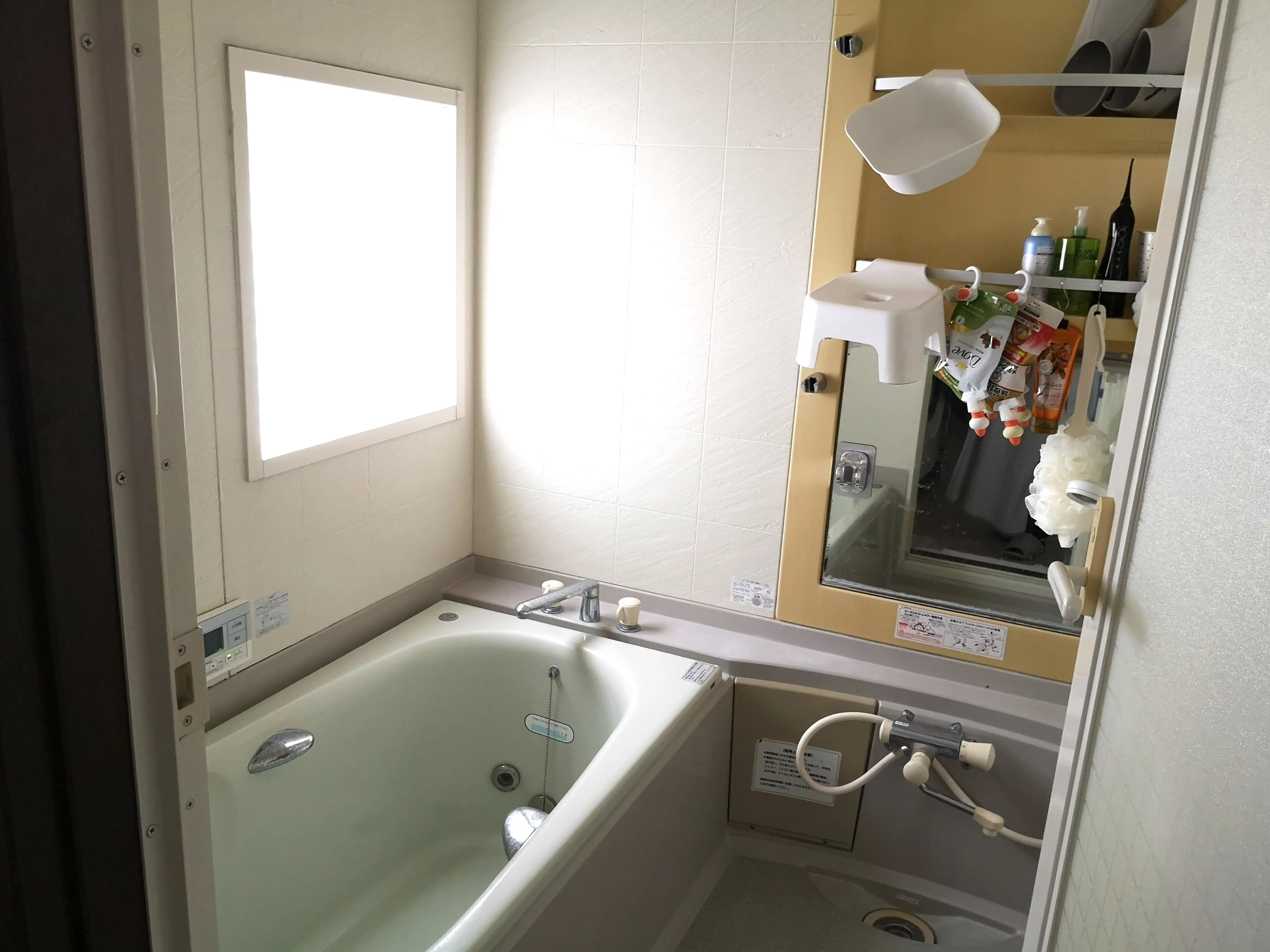 バスタブとシャワー完備の浴室。