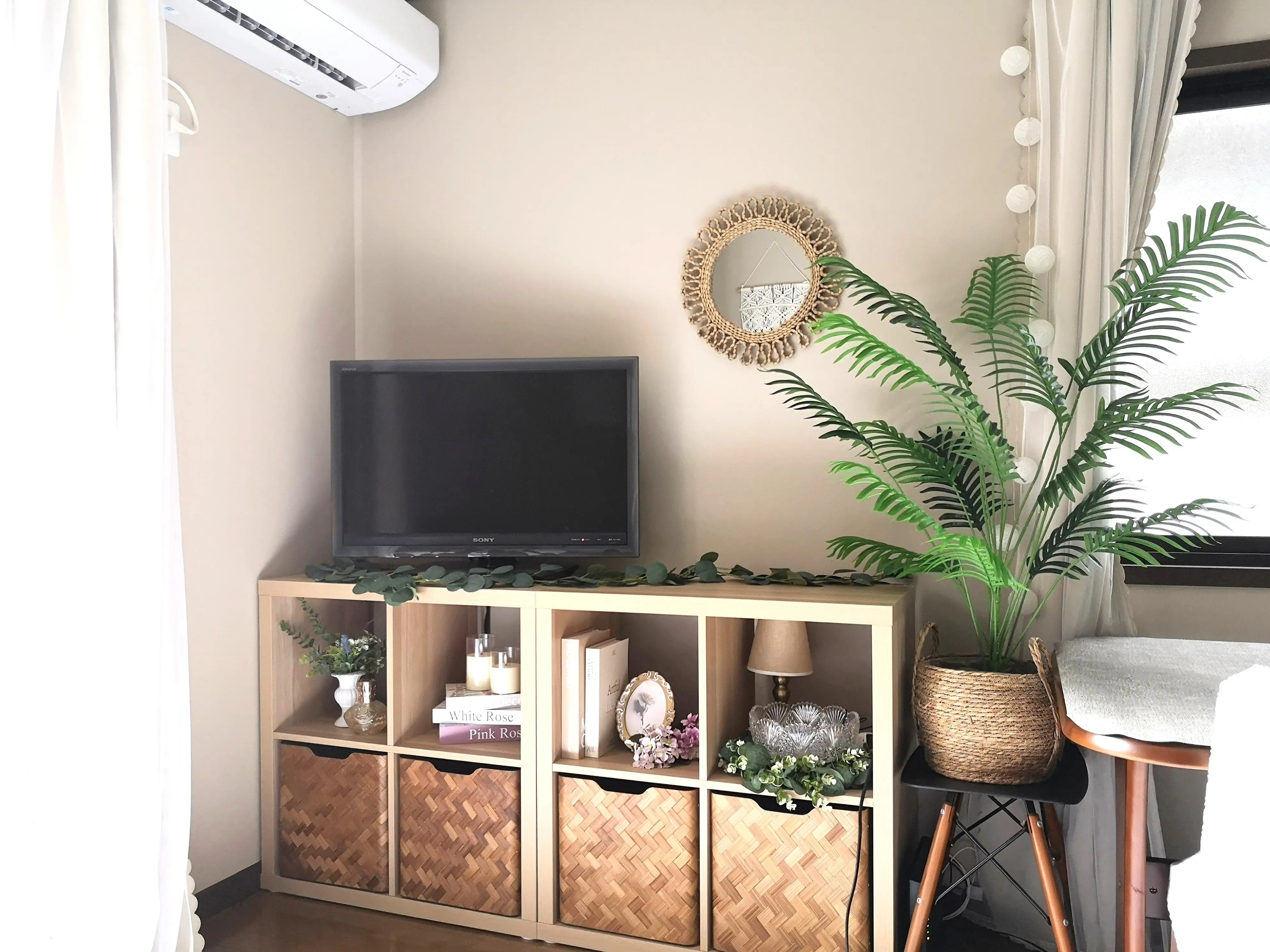 テレビと収納をまとめたスペース