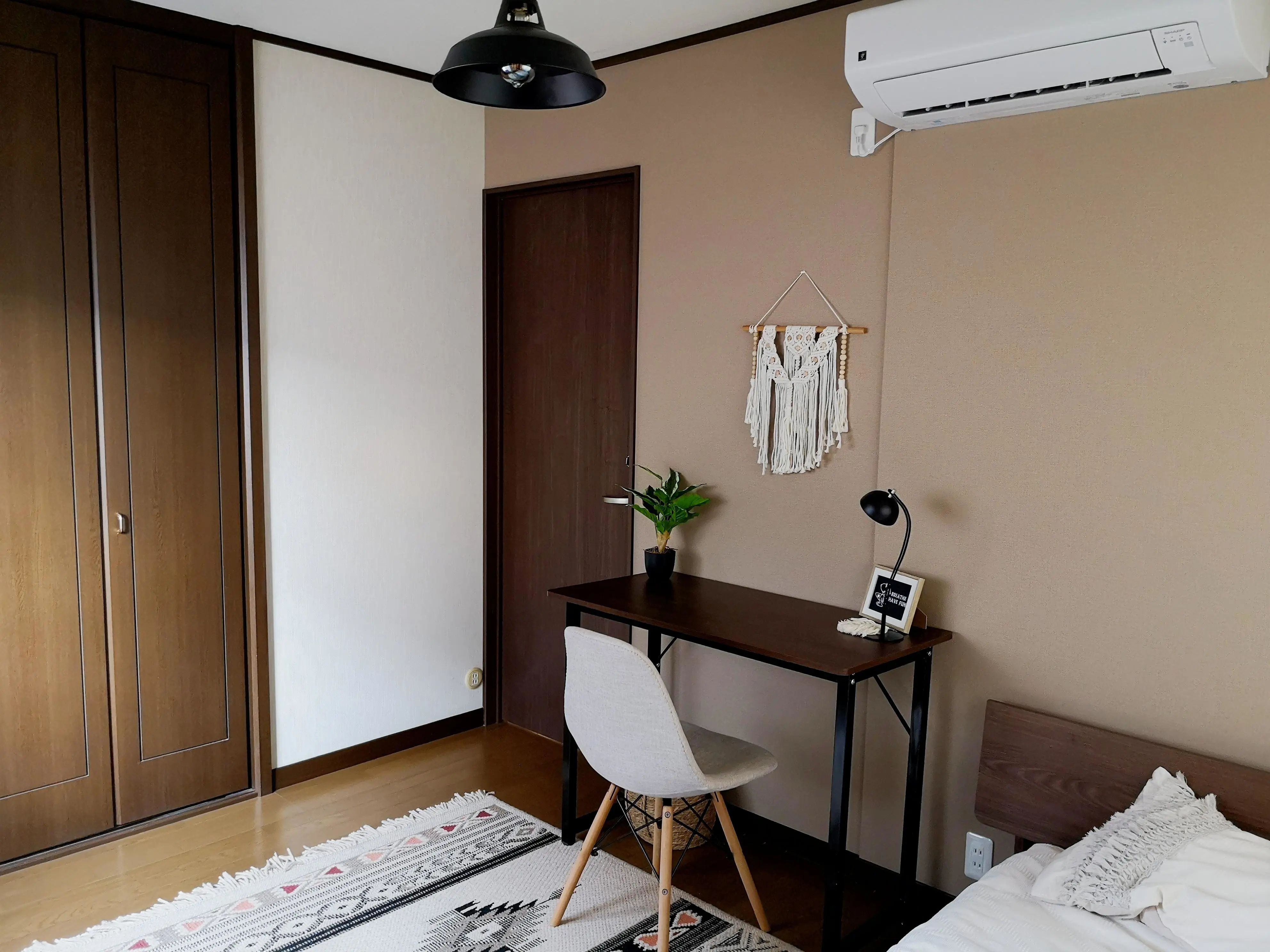 201号室/新設壁のアクセントクロスとドア