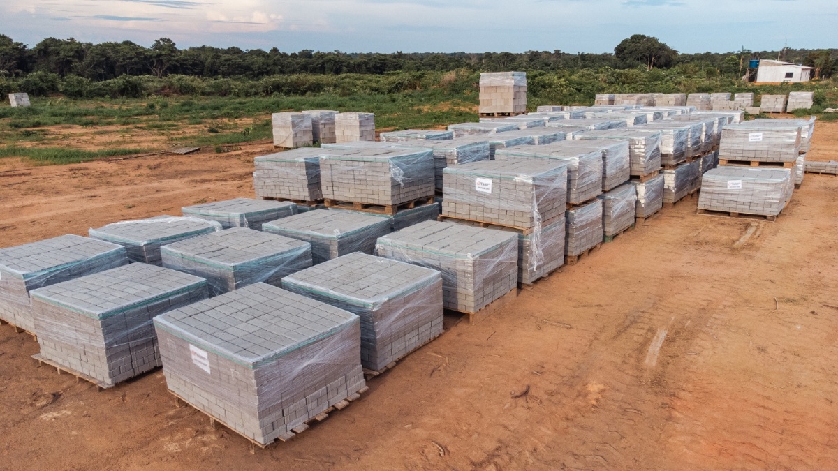 Estoque Ideal Blocos Sinop MT – Paver e Blocos a Pronta Entrega – Obra Parada é Gente Sem Trabalhar Estoque de paver e blocos de concreto a pronta entrega Ideal Blocos Sinop MT – pallets organizados no pátio da fábrica garantindo pontualidade na entrega