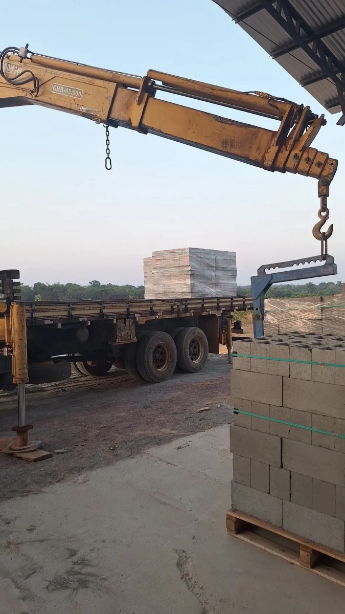 Entrega de paver e blocos de concreto em Sorriso MT – Ideal Blocos frota própria com munck