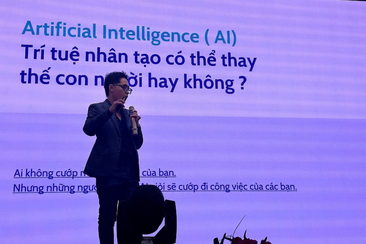 Diễn giả chia sẻ về ứng dụng AI