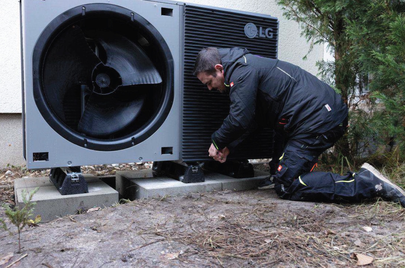 Team beim Kickern im Büro