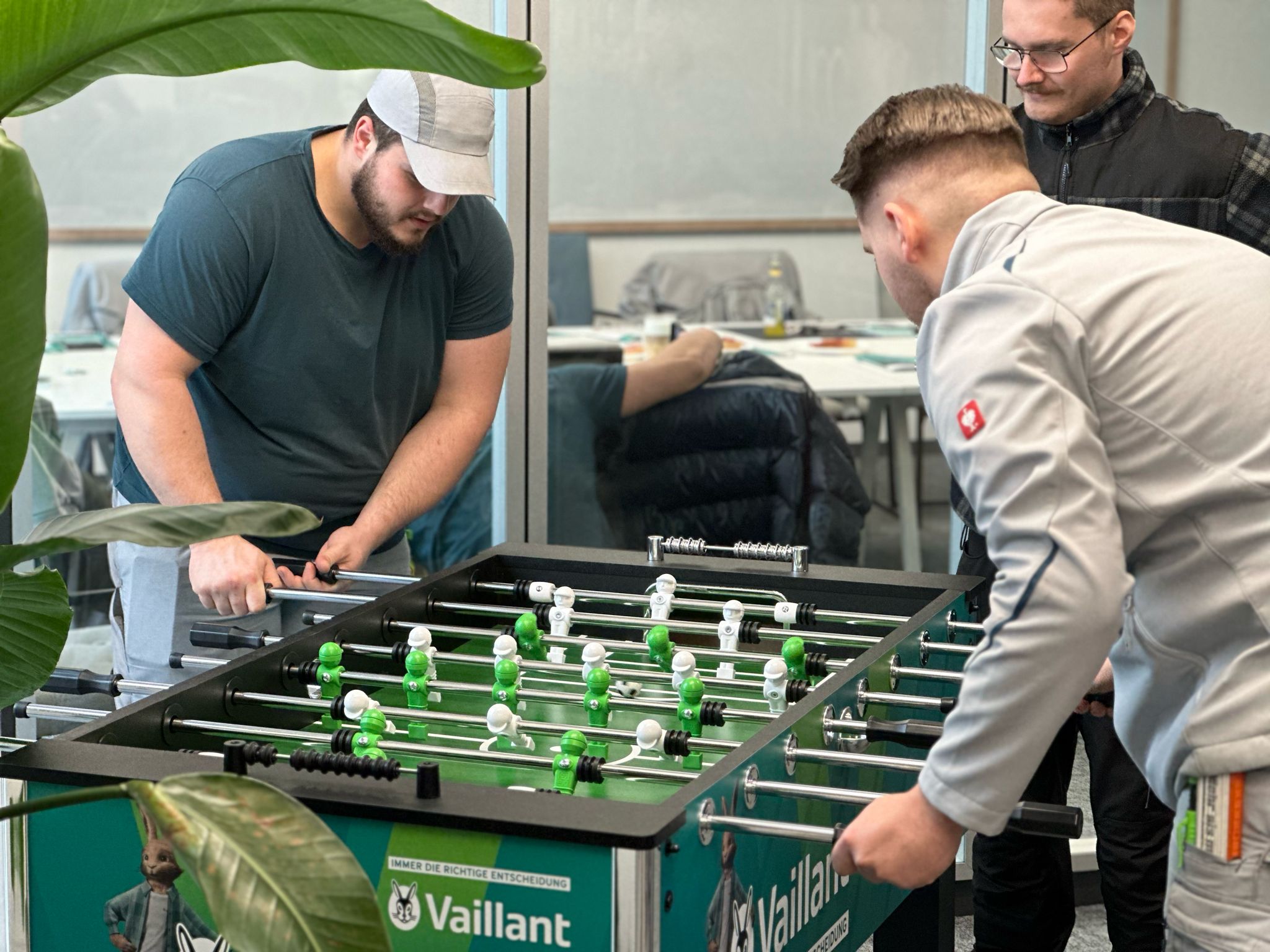 Team beim Kickern im Büro