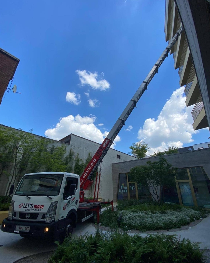 LetsMove professioneel verhuisteam met moderne vrachtwagens