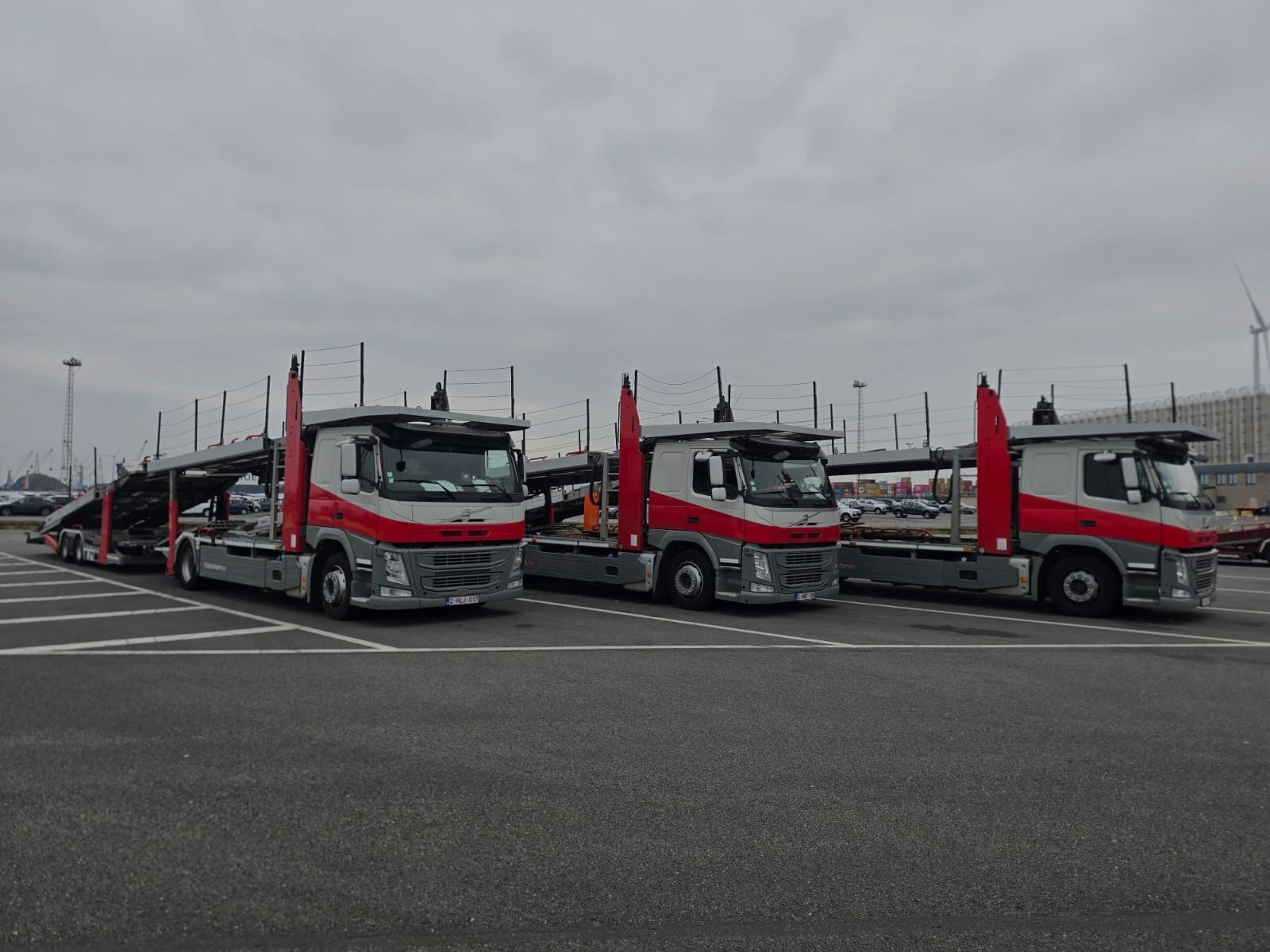 Autotransport truck tijdens het laden van voertuigen