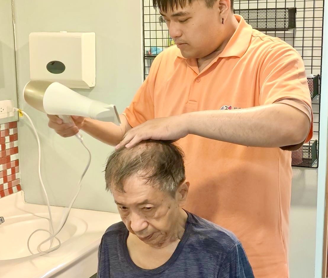高雄前金日照中心生活照顧服務 - 專業照服員協助長者日常生活
