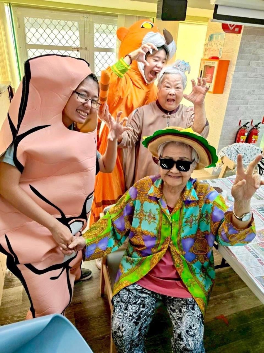 前金日照中心節慶活動 - 長者與工作人員變裝派對歡樂慶祝