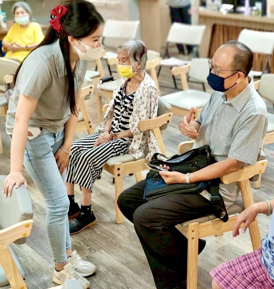 前金日照中心家屬聯繫服務 - 工作人員與長者家屬溝通交流