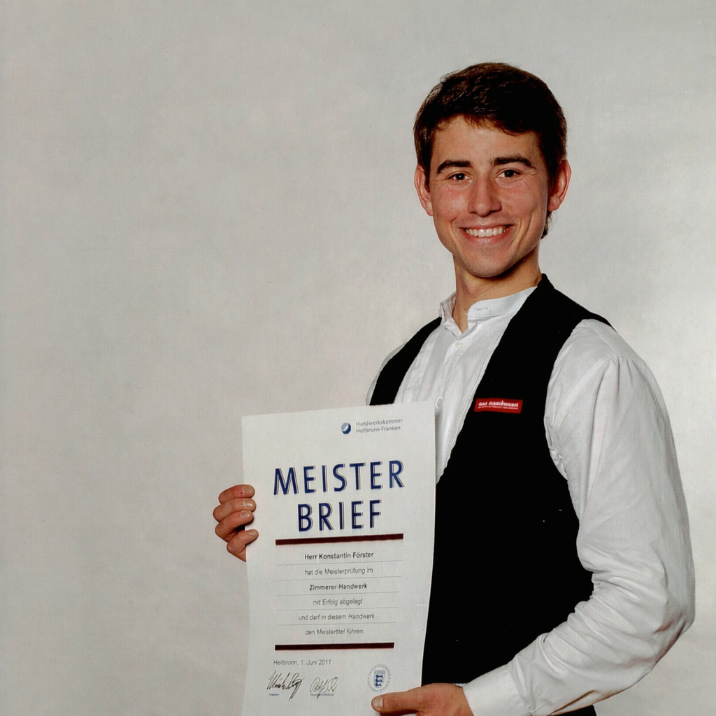 Zimmerermeister Konstantin Forster bei der Arbeit