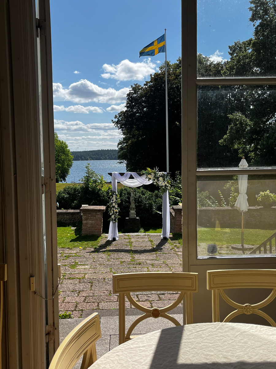 White Elegance bröllopsbåge vid vattnet