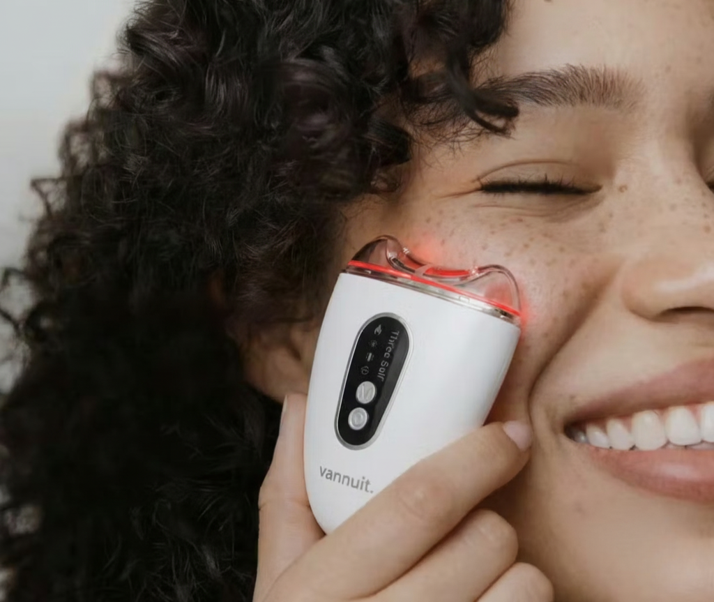 VANNUIT hero background