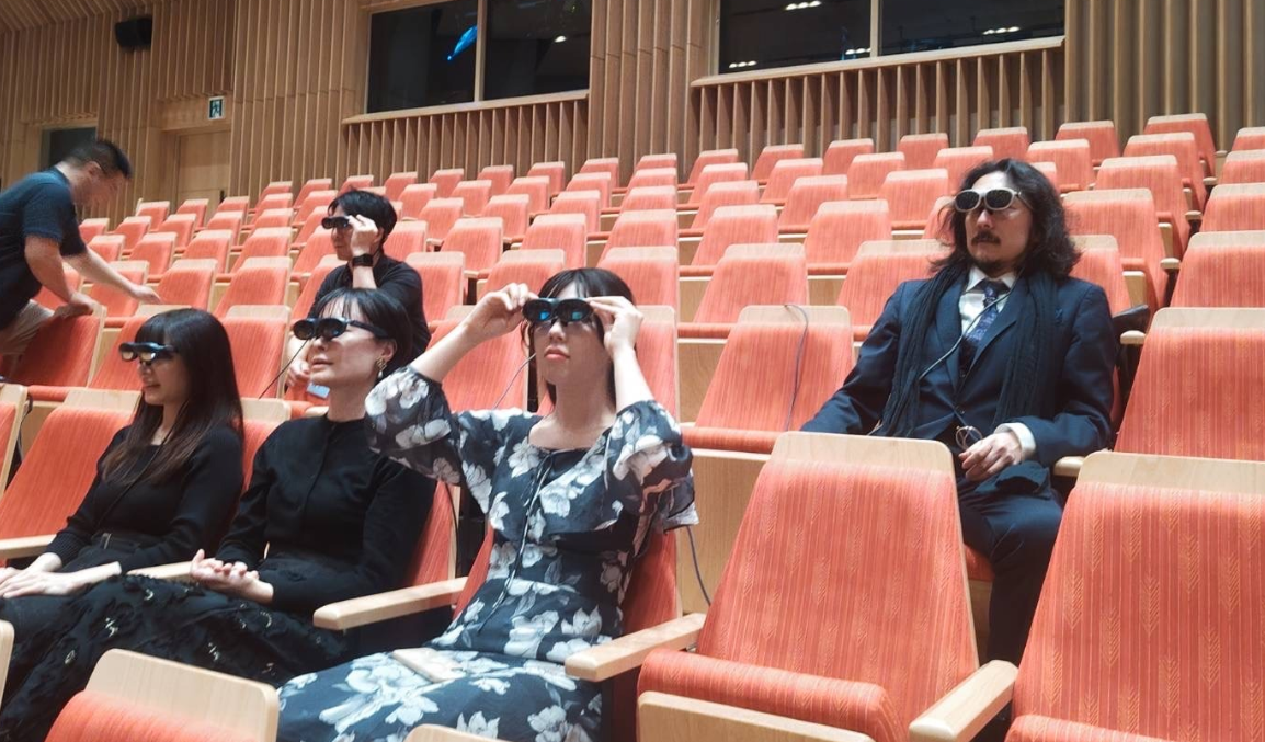 実証実験にて観覧するアーティストの様子