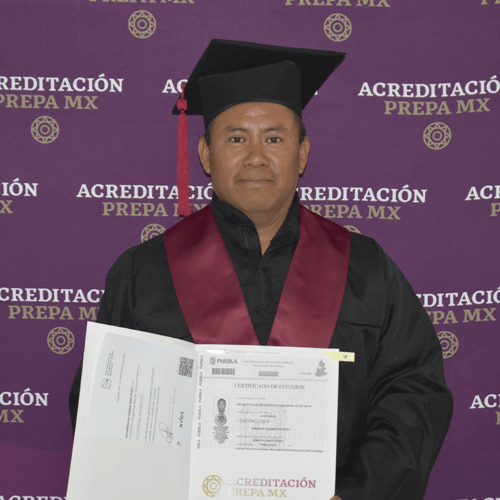 Graduado Instituto Aztlan con certificado de estudios