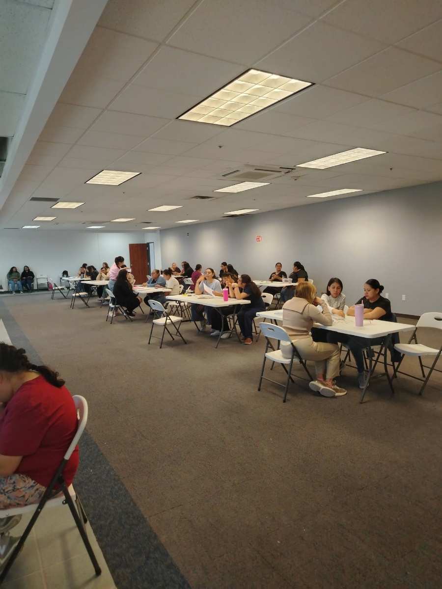 Salón de clases con estudiantes - Instituto Aztlan