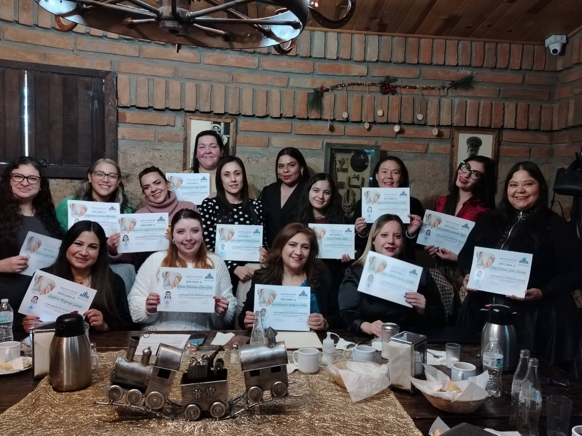 Graduación Instituto Aztlan - Entrega de diplomas