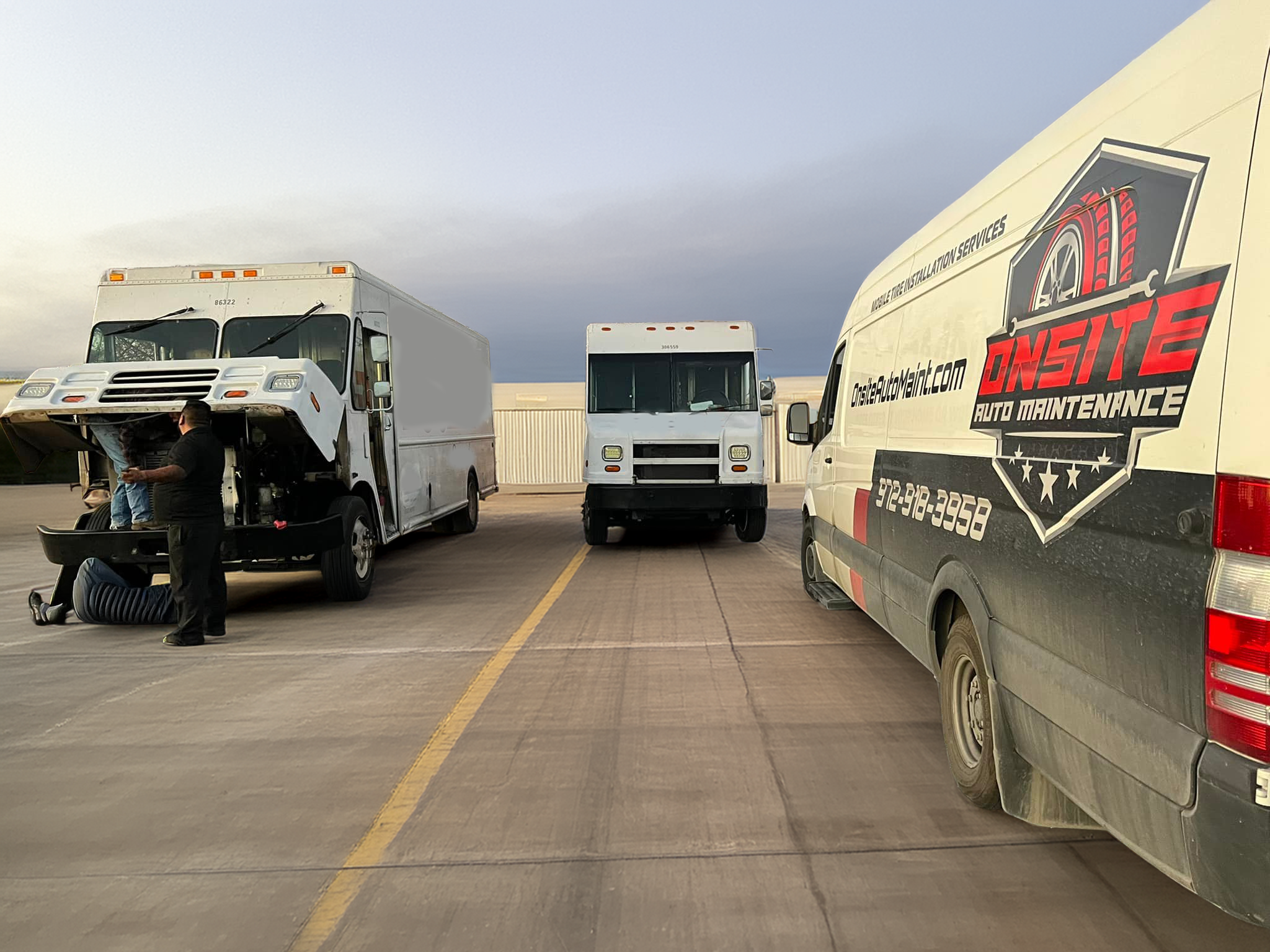 Onsite Auto Maintenance professional team of ASE-certified mobile mechanics working on commercial fleet vehicles in Dallas-Fort Worth with diagnostic tools and equipment