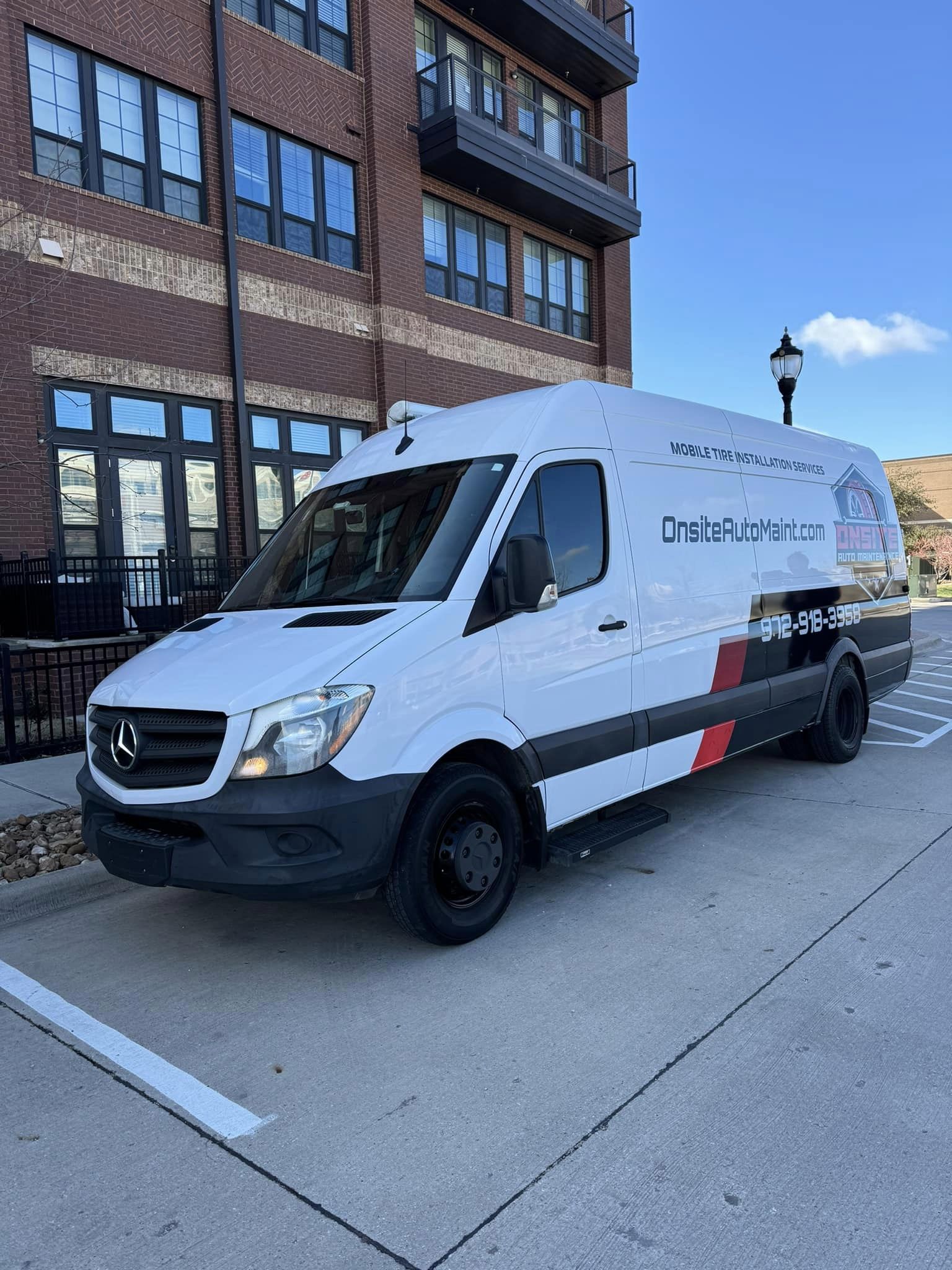 Professional mobile mechanic servicing commercial fleet vehicle in Dallas-Fort Worth parking lot with diagnostic tools and equipment