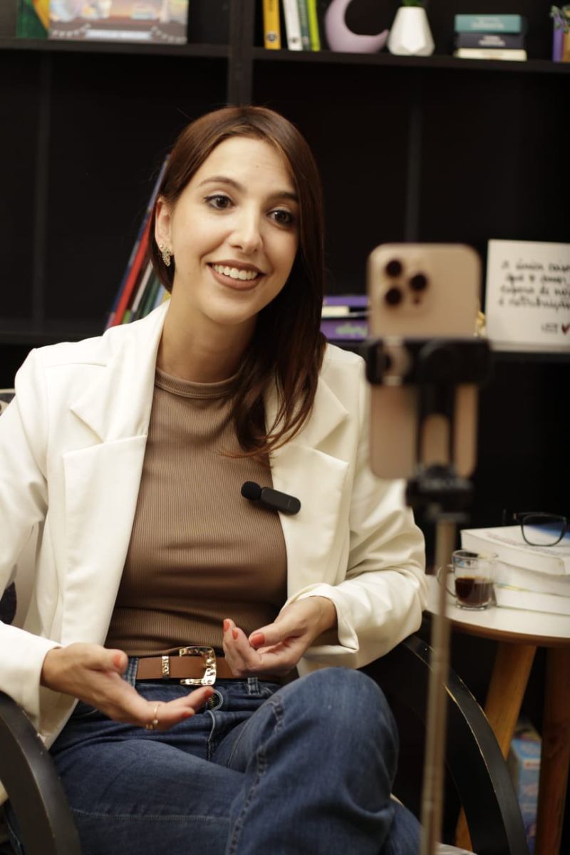 Pessoa refletindo sobre seus sentimentos