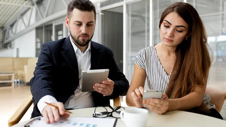 Asesor financiero profesional de Cash24-7 brindando atención personalizada a cliente