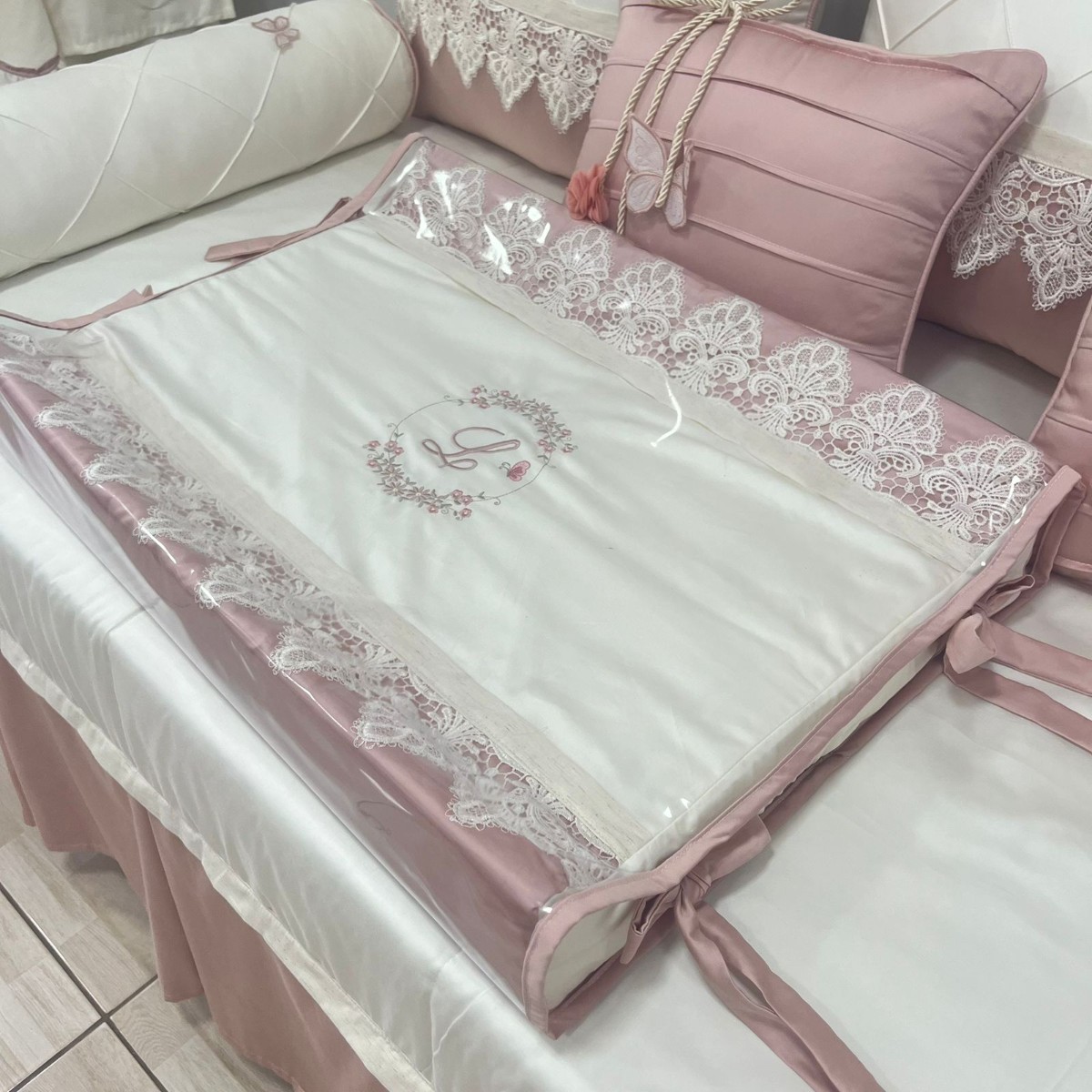 Trocador anatômico personalizado com bordado feito por aluna