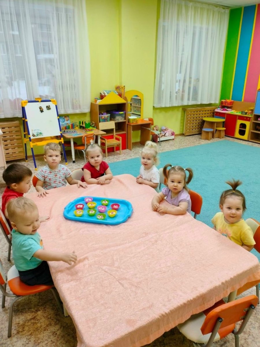 Дети в группе кратковременного пребывания за развивающими занятиями