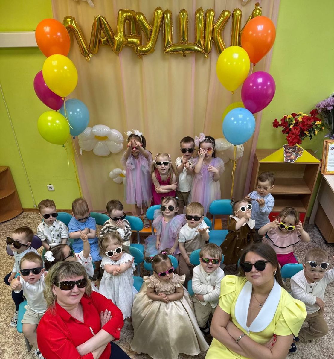 Группа полного дня в детском саду с детьми за занятиями