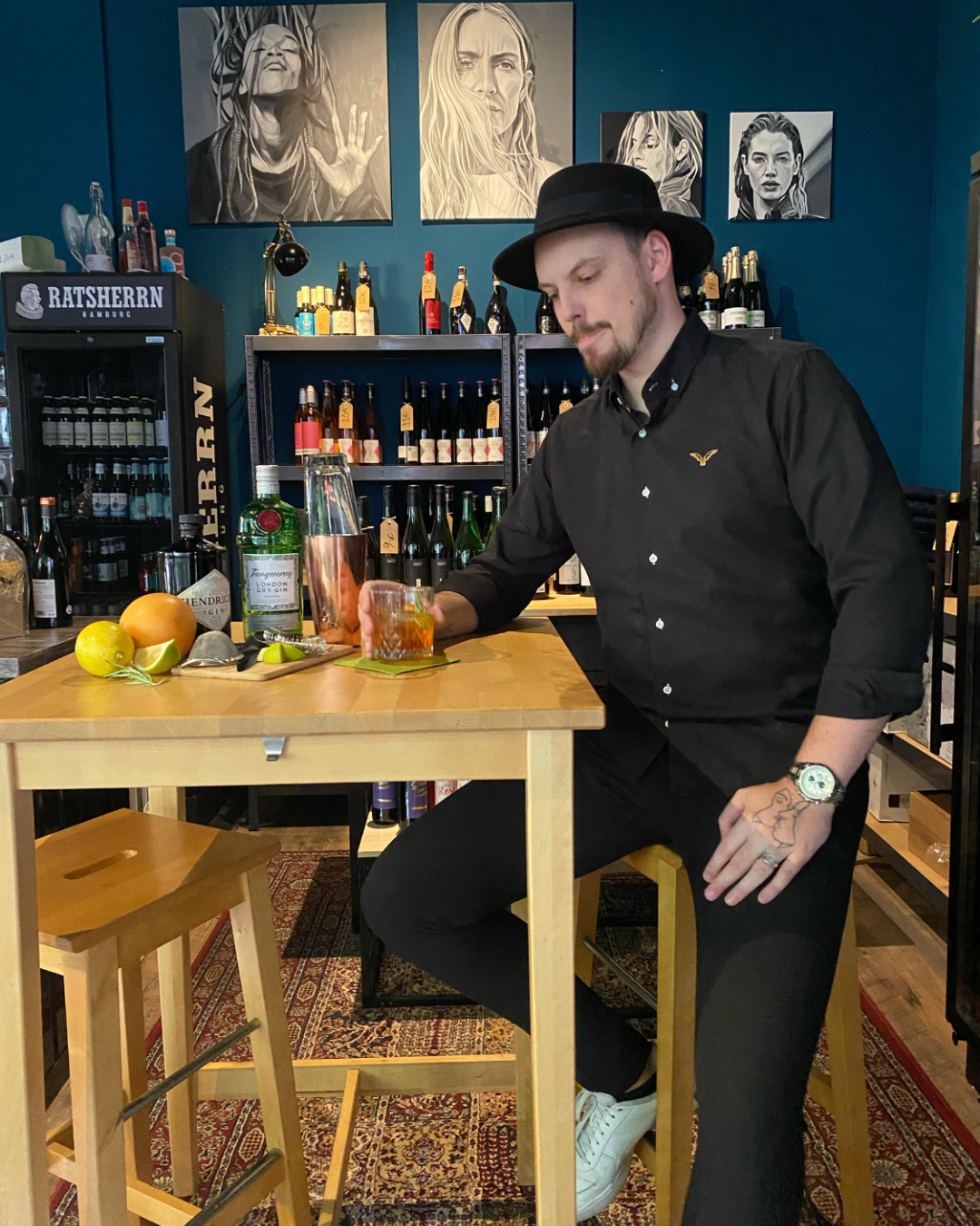 SCHODD_BAR Barkeeper bei der Arbeit