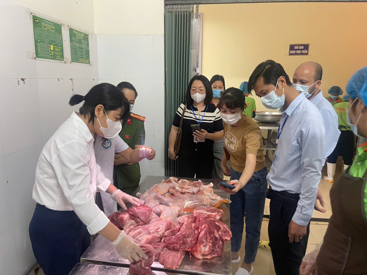 Phường Yên Sở siết chặt kiểm soát an toàn thực phẩm học đường