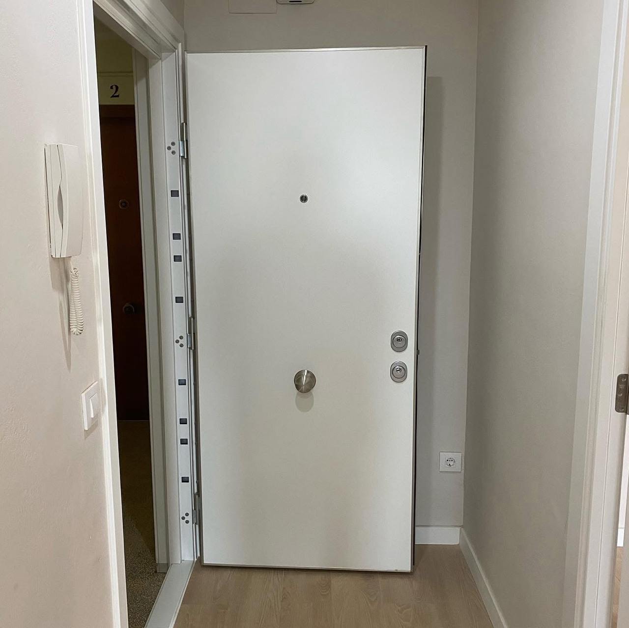 Puerta acorazada RC3 instalada en vivienda de Lleida — protección anti-ocupación
