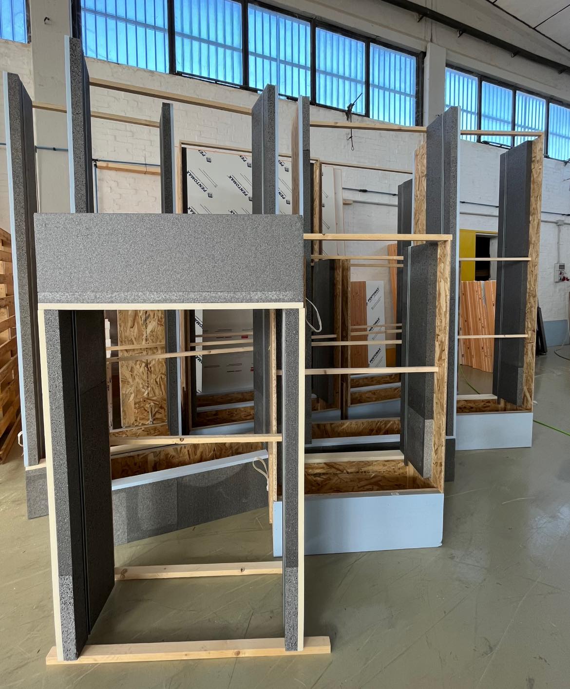 Controtelai PVC su misura – Produzione tracciata e consegna in 48 ore Controtelai termici PVC su misura – Punto Cassonetti, certezza operativa e consegna puntuale