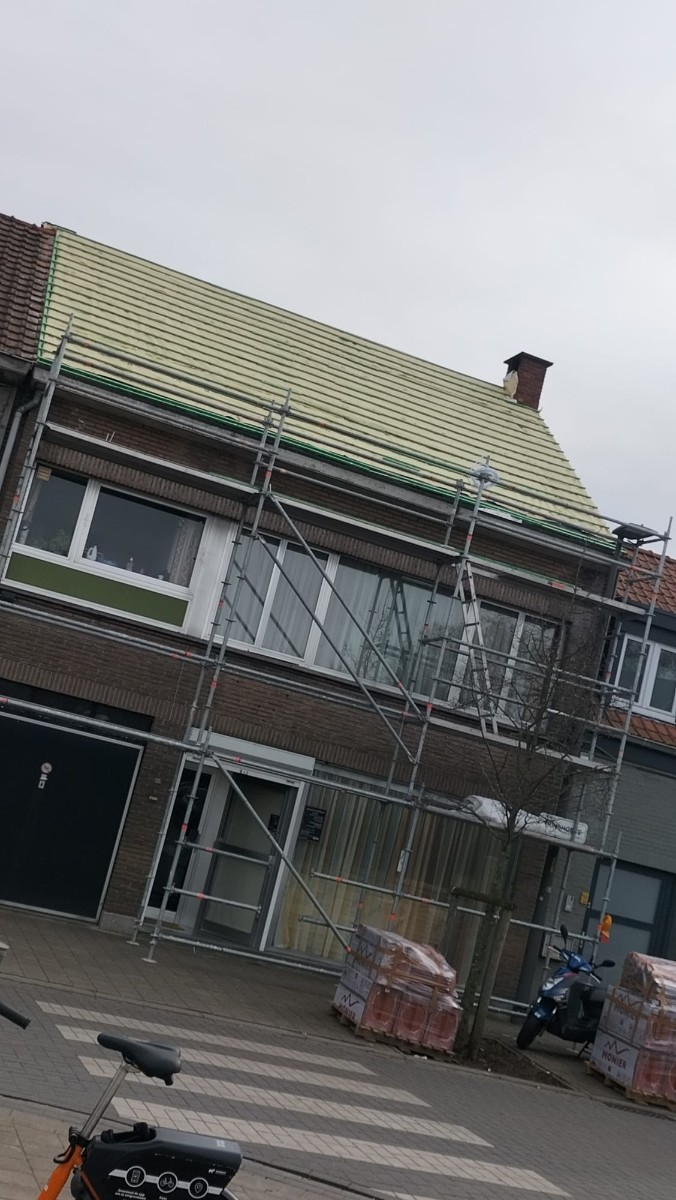 Dakrenovatie met steigers