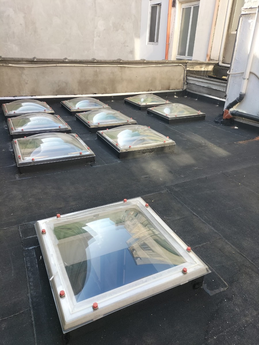 Plat dak met lichtkoepels