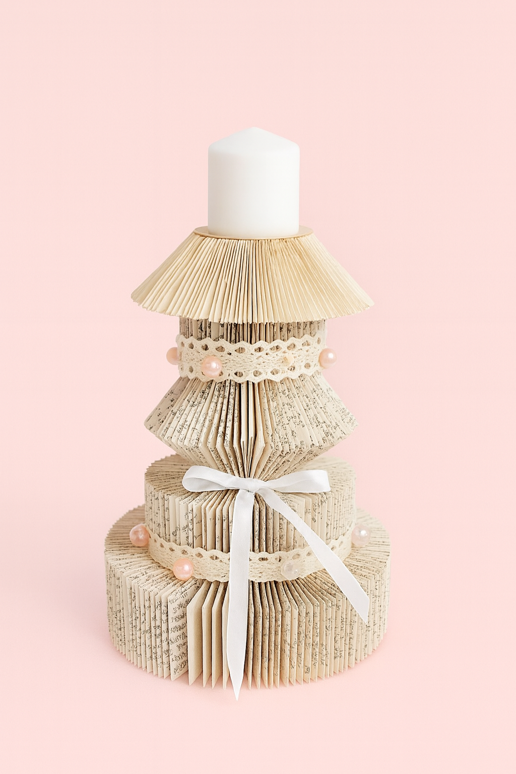 Chandelier en livre plié – Blanc & Perles (pièce unique)