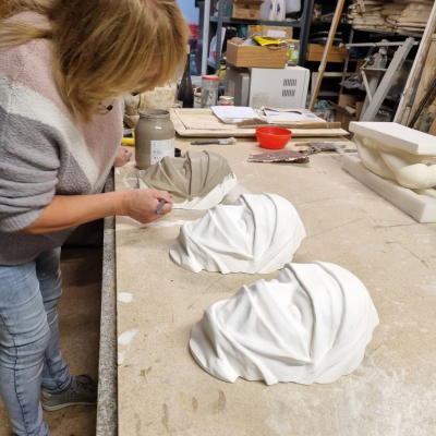 Agnès Bressand dans son atelier de sculptures en plâtre patiné