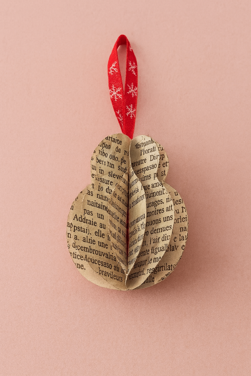 Boule de Noël en pages de livre