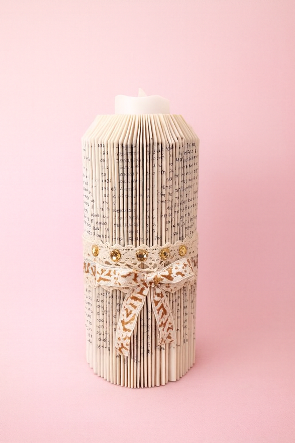 Bougie en livre plié – Dentelle & Or (pièce unique)