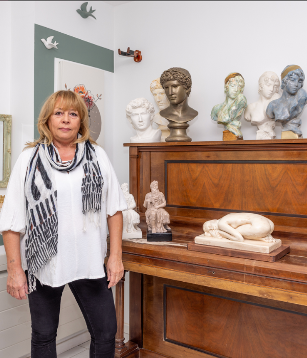 Agnès Bressand – artisan sculptures plâtre Trans-en-Provence Agnès Bressand artisan d'art dans son atelier de plâtre patiné