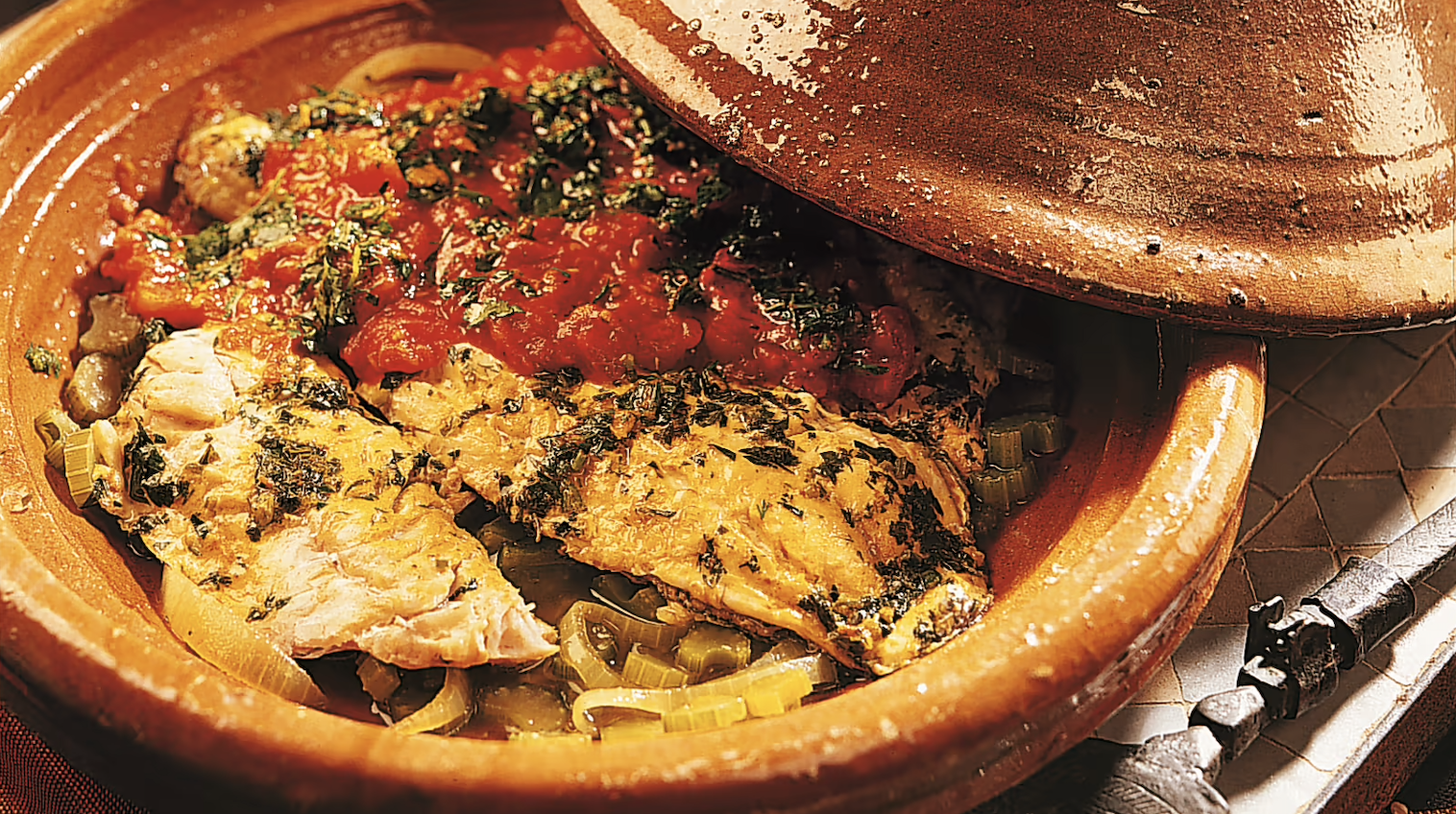 Repas marocain traditionnel - grillade de poisson et salade