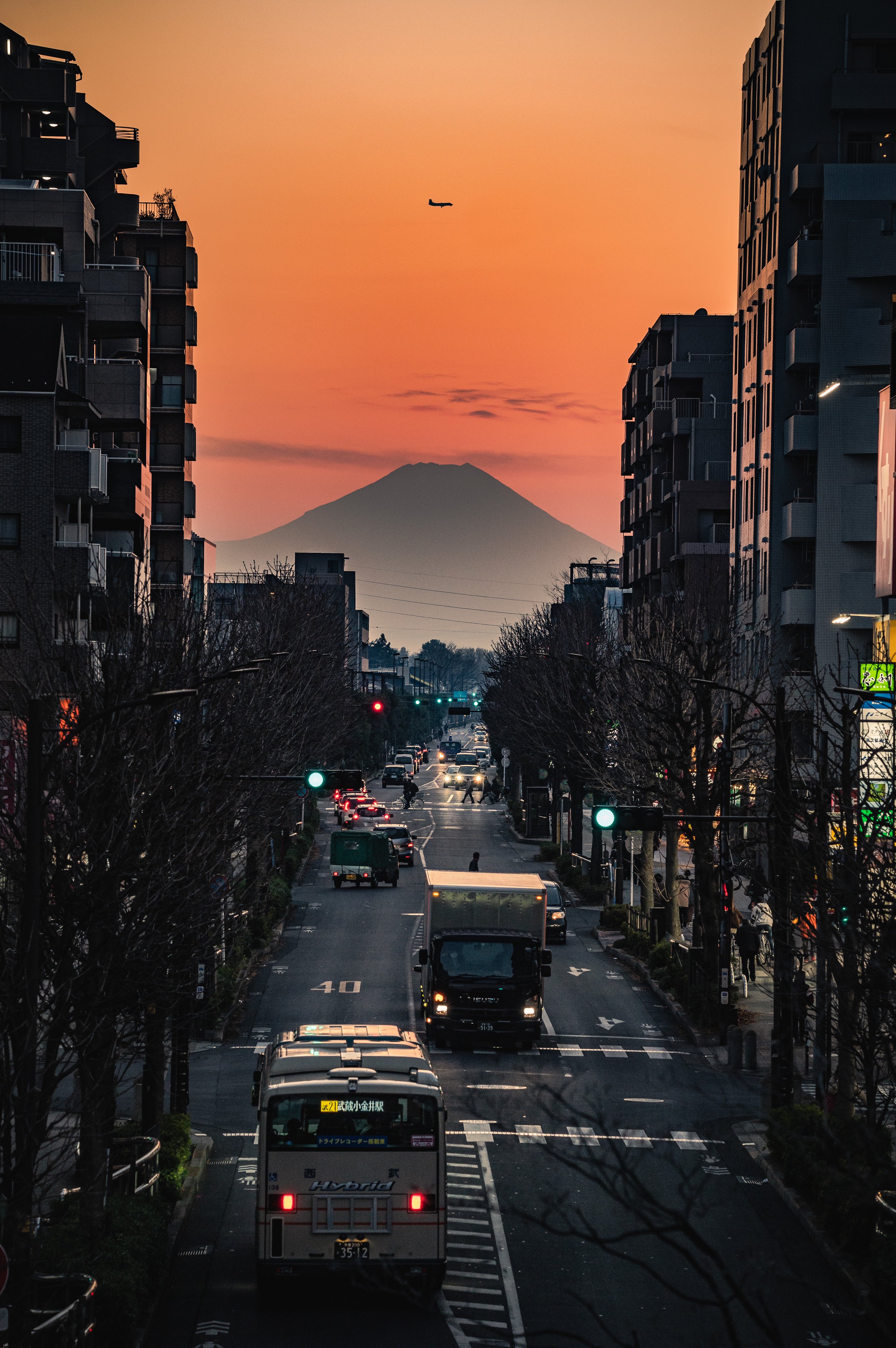 看到夕阳下富士山的街道